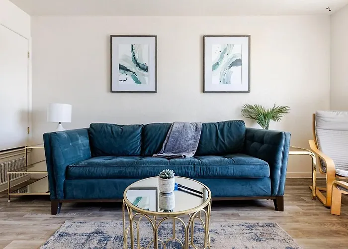 Stylish And Cozy Townhouse Apartment *