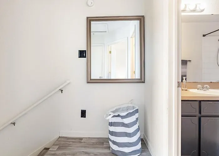 Apartment Stylish And Cozy Townhouse