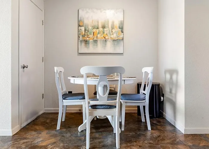 Stylish And Cozy Townhouse *