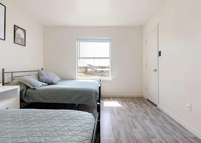 Stylish And Cozy Townhouse Apartment *
