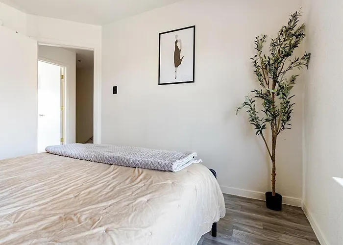 Stylish And Cozy Townhouse *